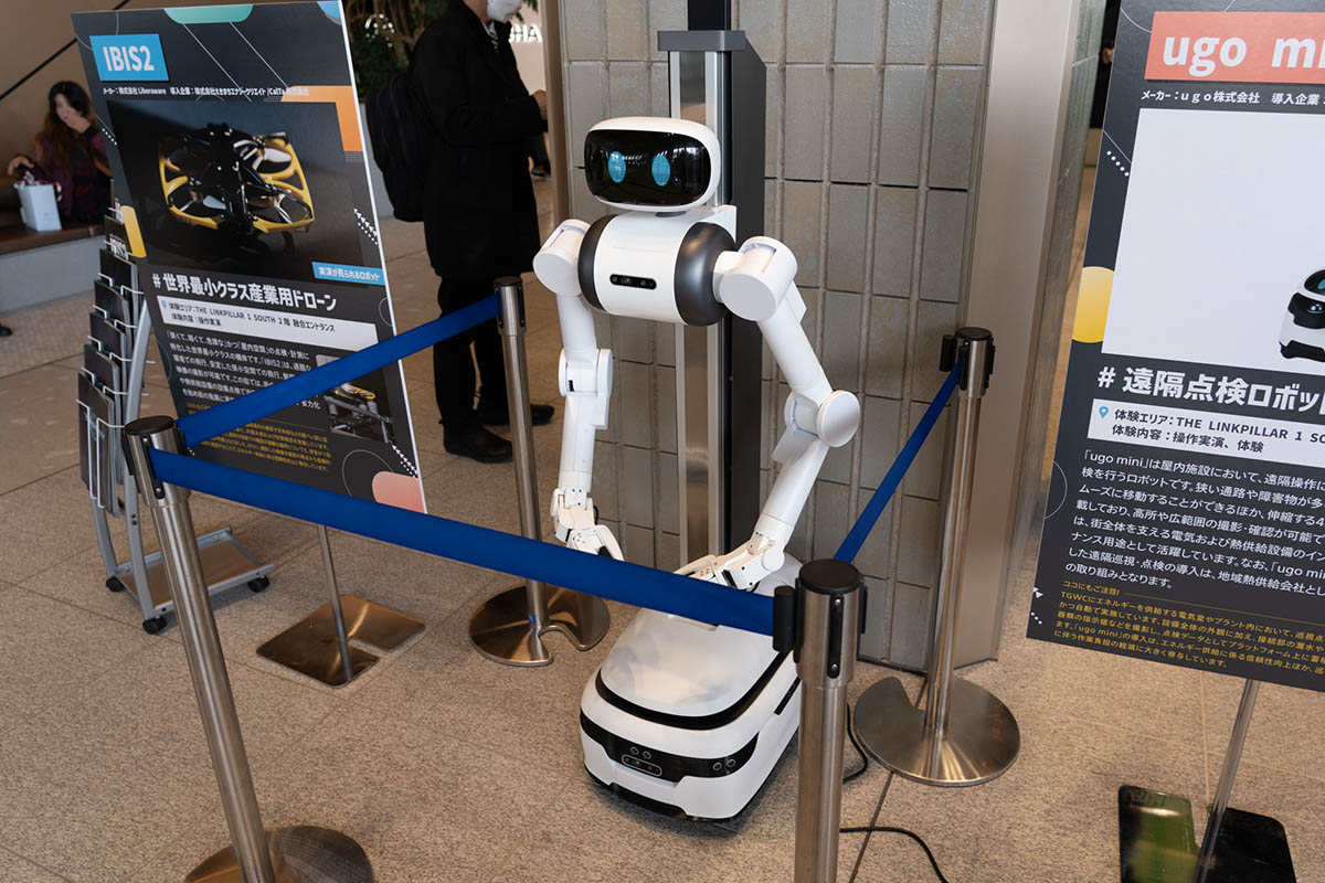 ugo miniの上位モデルも参考展示されていました。この街ではまだ使われていませんが、アームで接客のジェスチャをしたりエレベーターのボタンを押すことができます