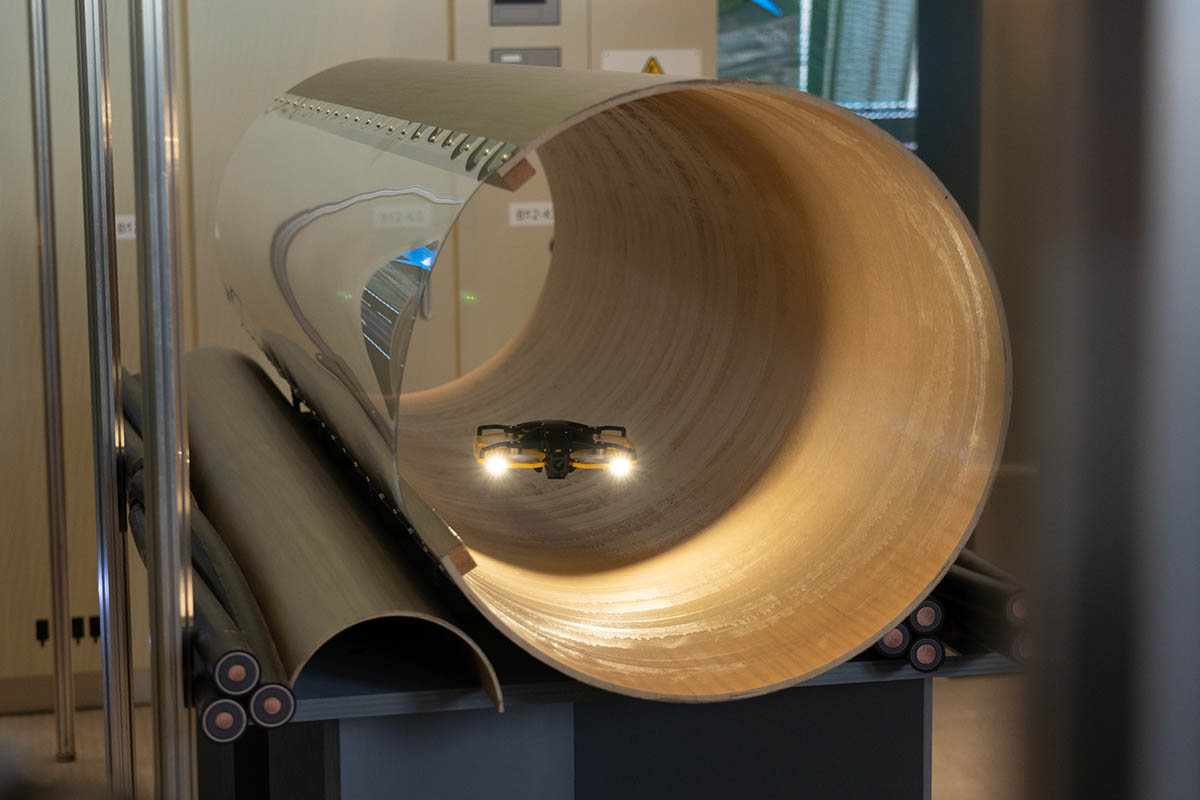 パイプの中も飛行できる