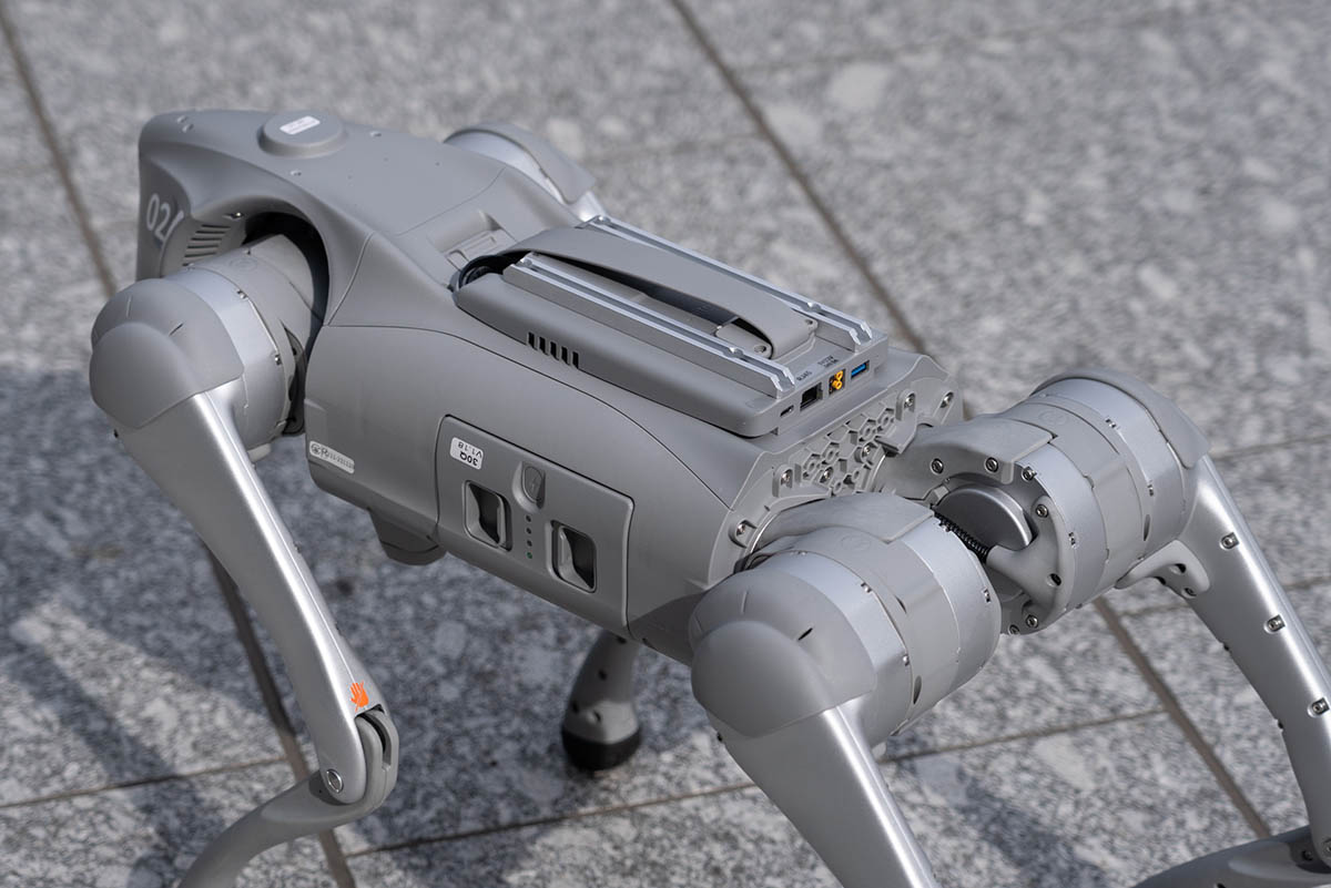 背中部分にセンサーを搭載するマウントがある