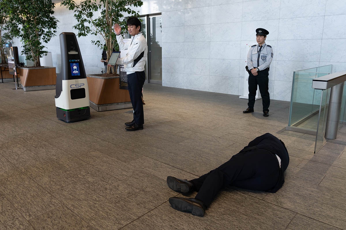 人が倒れていると……