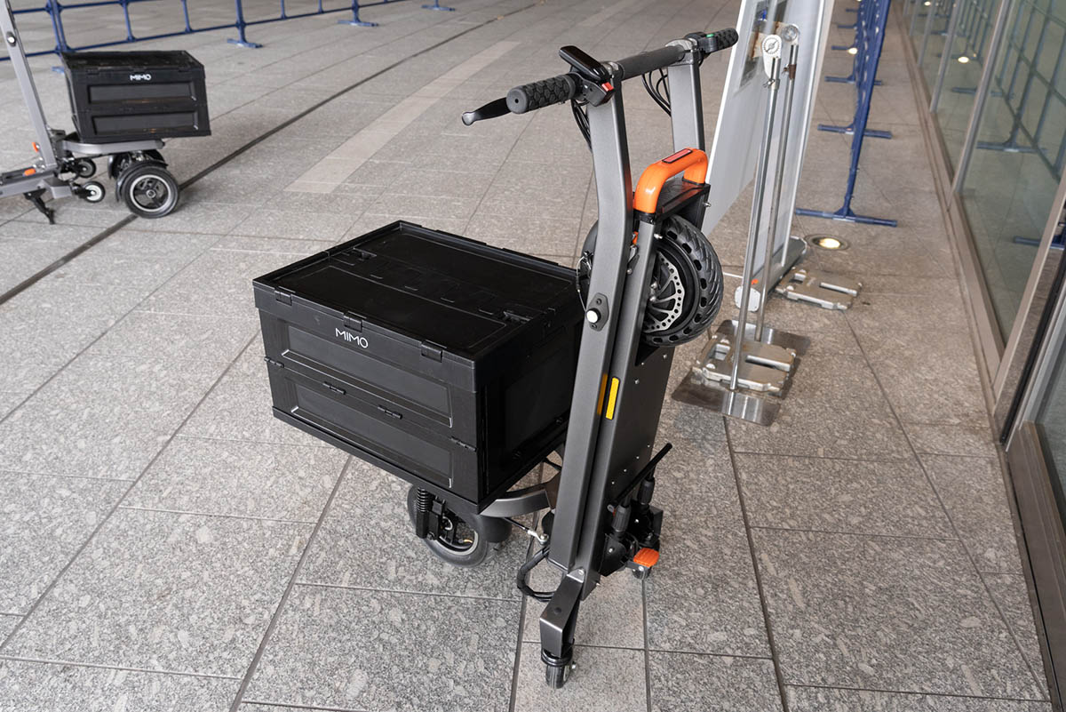 折りたたむことができ、この状態では手押しのカートとして使えます。