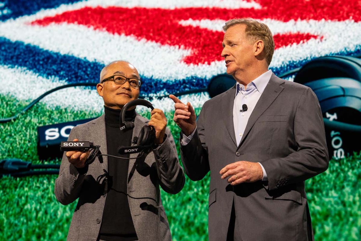 2025年のCES会見より。十時社長が持っているのが、NFL向けに専用開発したヘッドセット