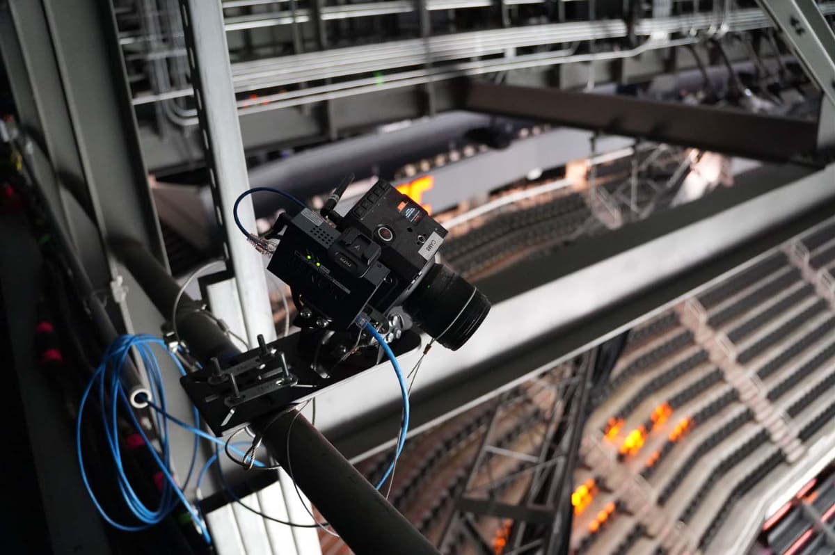 複数の画角で天井から撮影するカメラを設置