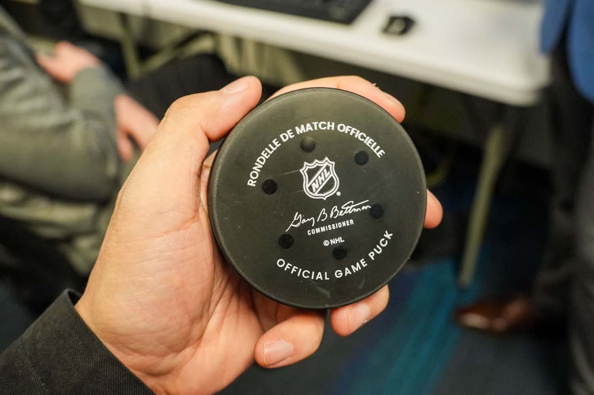 公式のホッケーパック。現在はセンサー内蔵。カメラ判定とセンサーによる位置把握の両方を組み合わせている