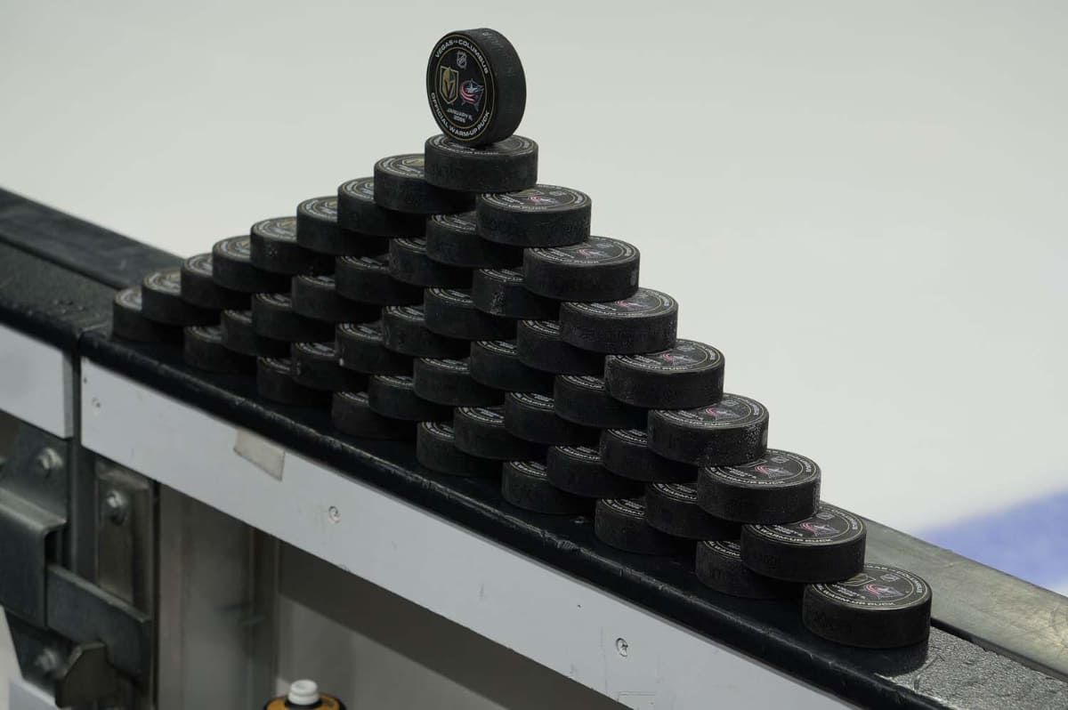 公式のホッケーパック。現在はセンサー内蔵。カメラ判定とセンサーによる位置把握の両方を組み合わせている