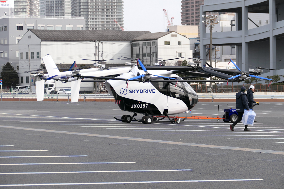 格納庫からトーイングされて出てきた「SkyDrive SD-05」