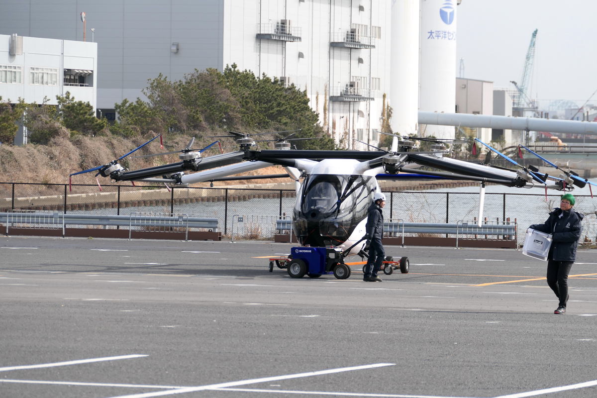 着陸後は再びローターカバーと車輪をつけられ、牽引されて格納庫へ戻り、次のフライトに備えて充電