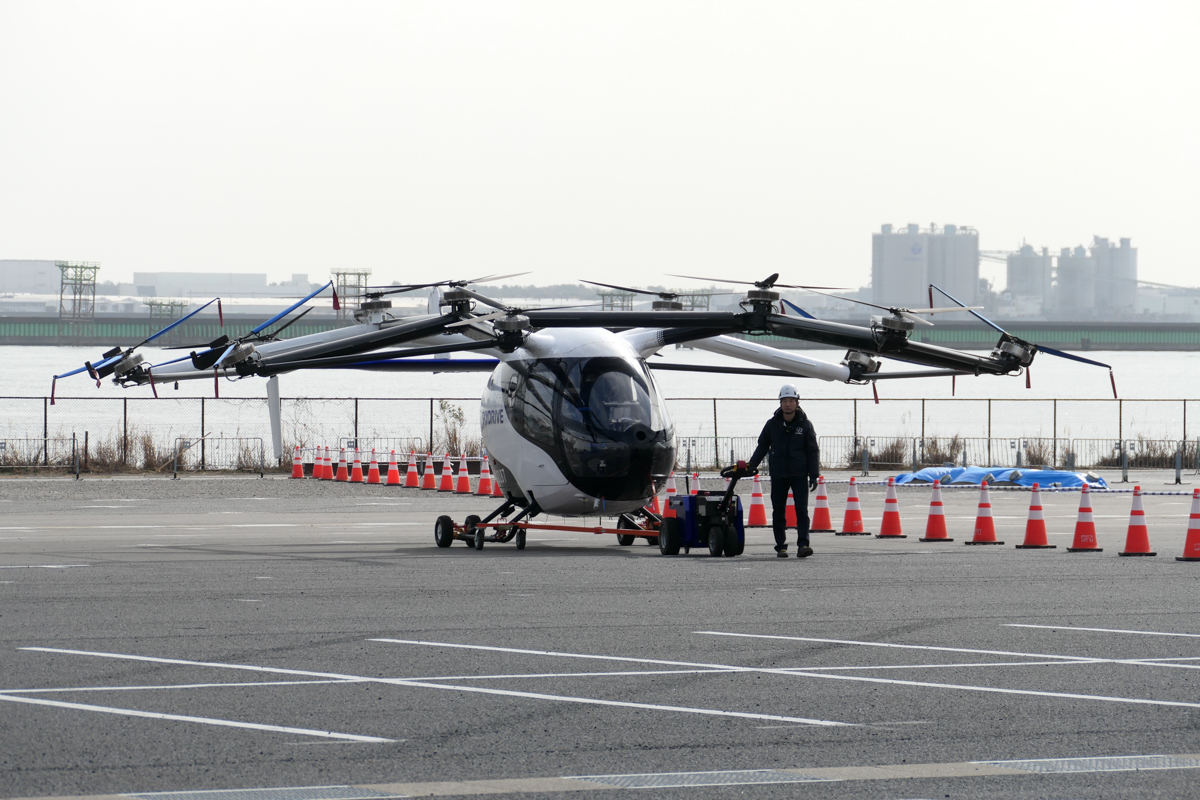 飛行実証を行なった「SkyDrive式SD-05型」。12個のローターを備えるマルチローター式のeVTOL