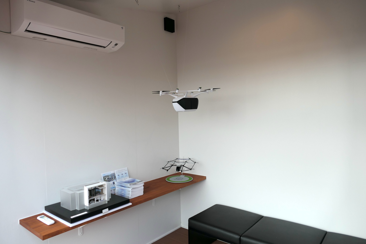 待合室。今回は空飛ぶクルマの模型や、ポートの模型などが設置されている