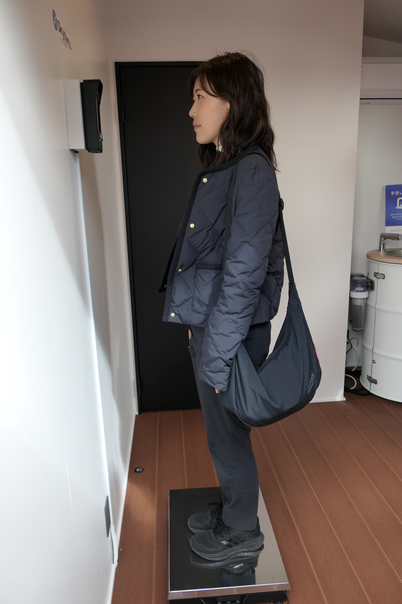 顔認証システムでチェックイン。同時に体重も計測