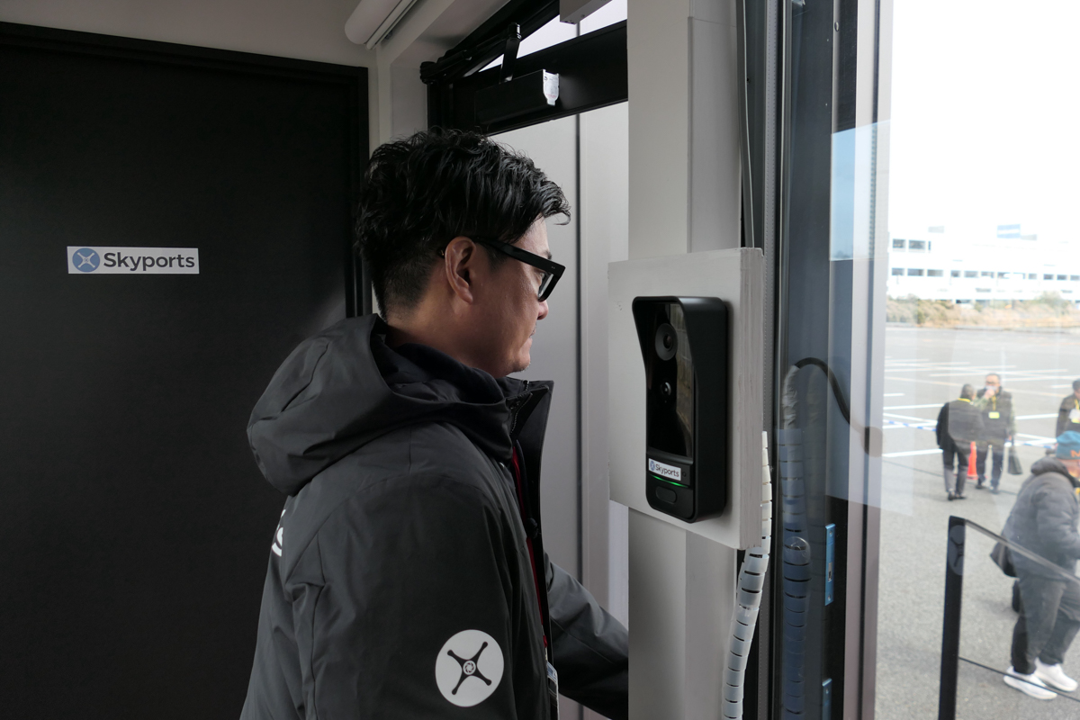 認証が終了するとオートロックのドアが開く