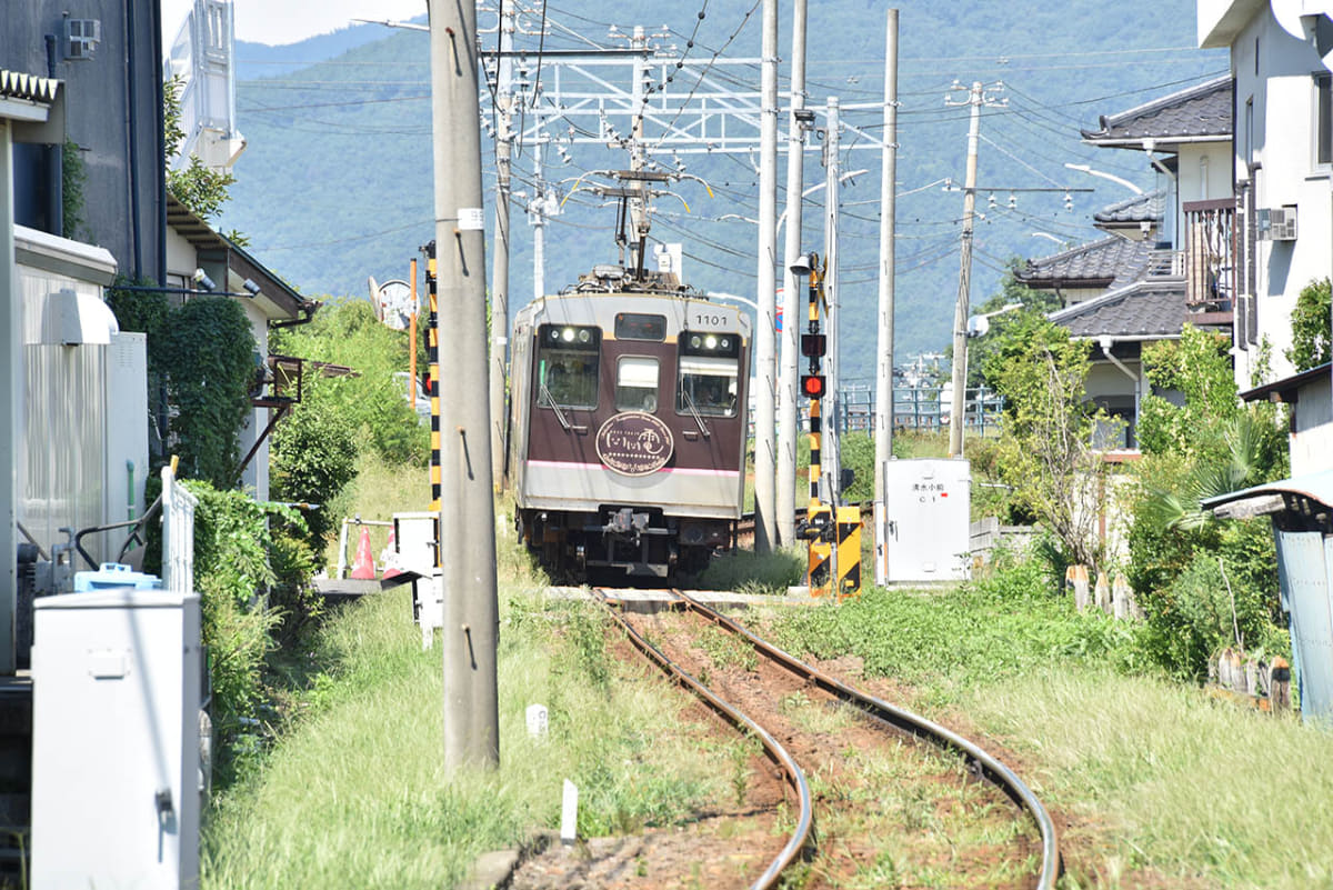 泉駅-上松川駅間を走る飯坂電車。この区間は松川を渡るので緩やかな上り勾配になっている