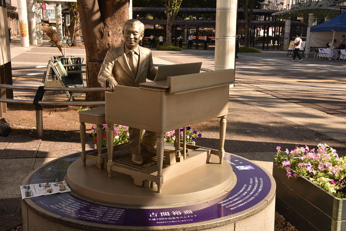 福島駅東口には福島市出身の作曲家・古関裕而の像が設置されている