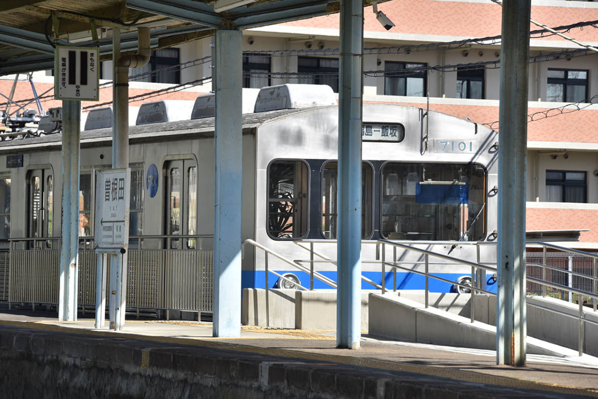 曽根田駅に留置されている7000系