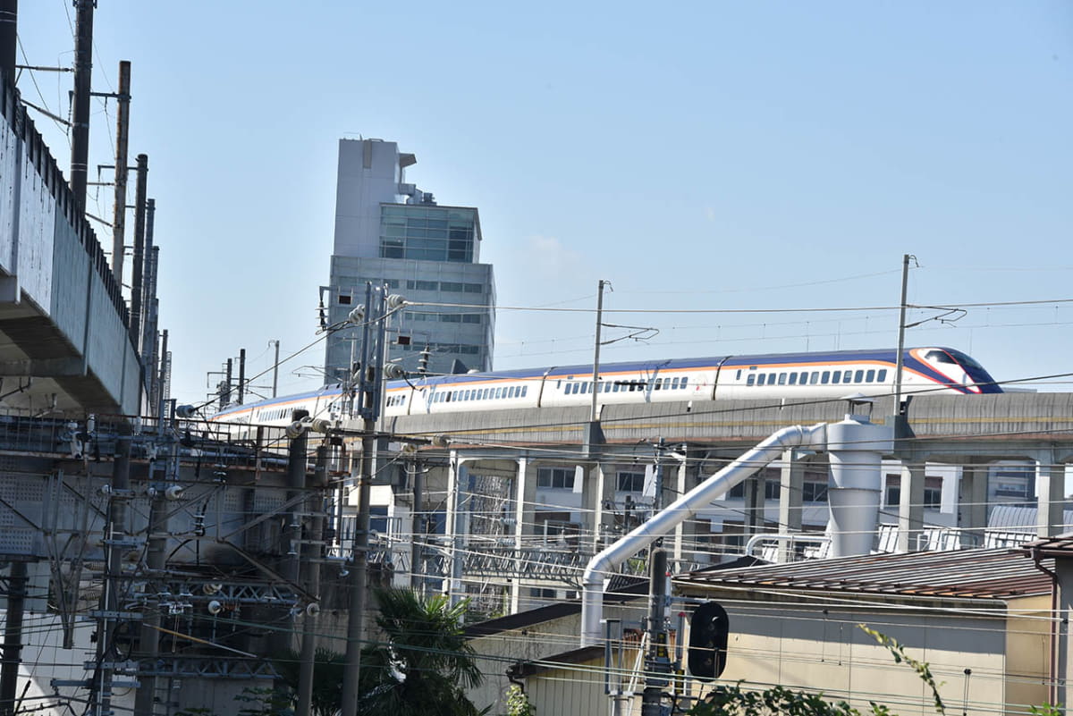 万世大路に架かる歩道橋から東北新幹線や山形新幹線・秋田新幹線などを眺めることができる