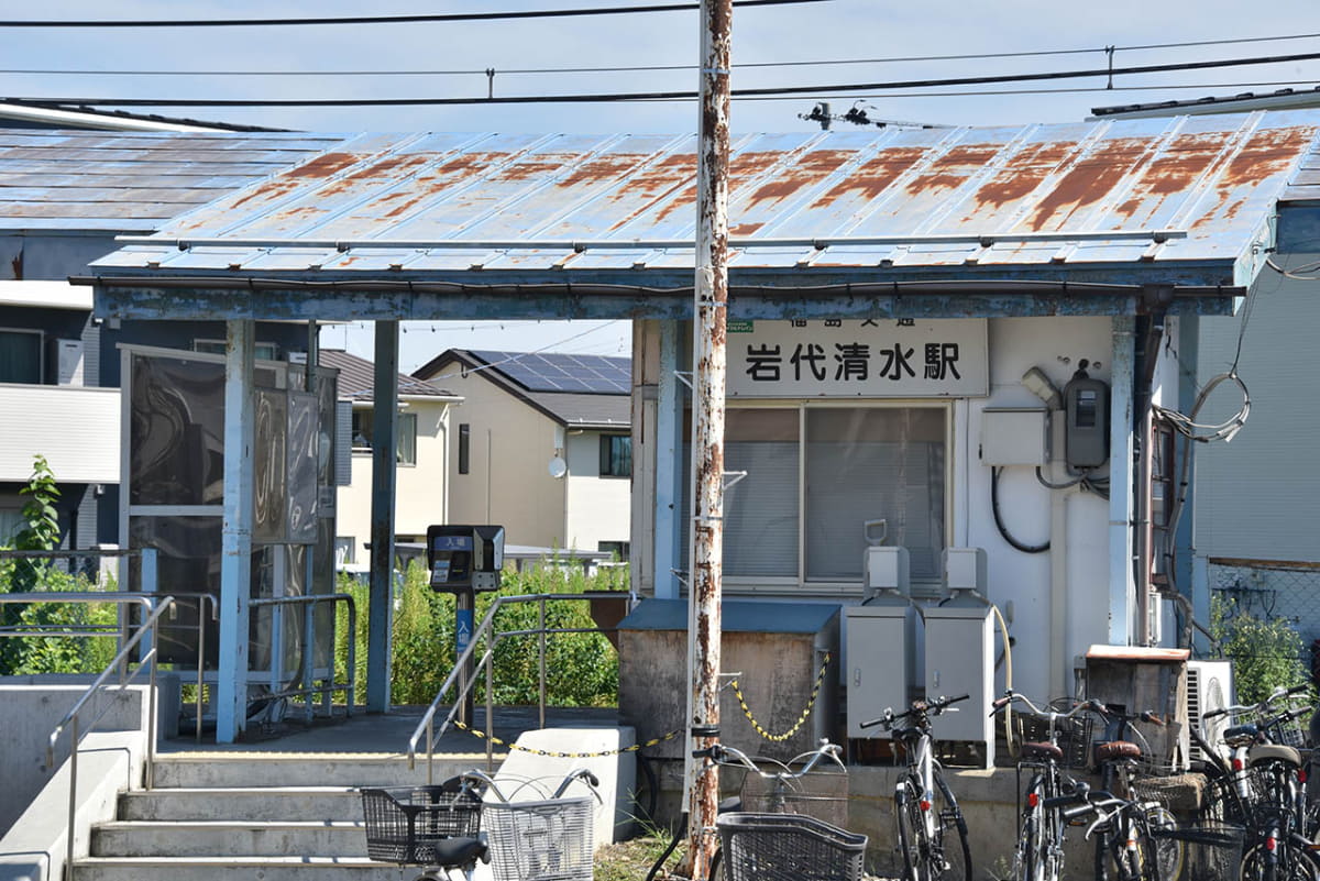 岩代清水駅の駅前は駐輪場として活用され、多くの自転車が並ぶ