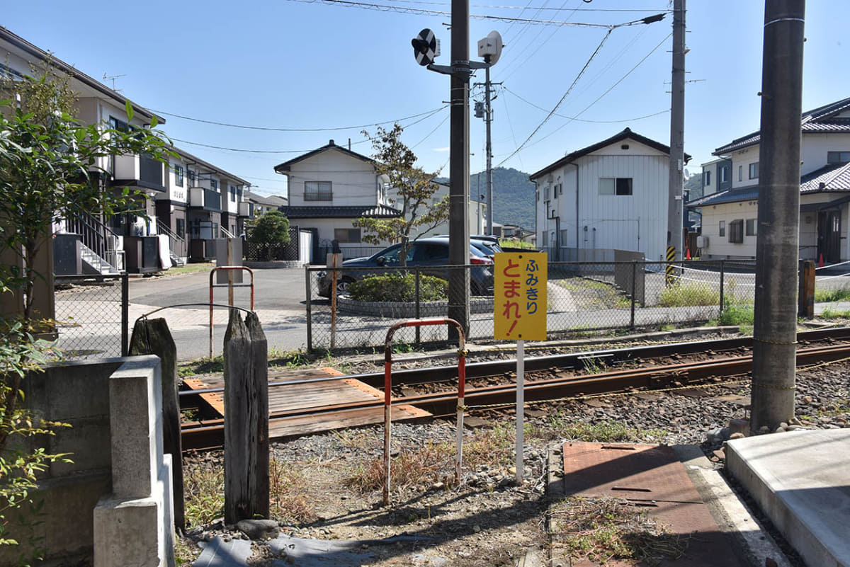 飯坂電車には警報器・遮断機もない第4種踏切が多い