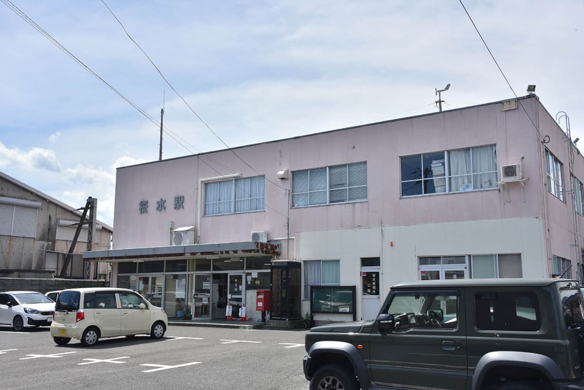 車庫などが併設されている桜水駅の駅舎