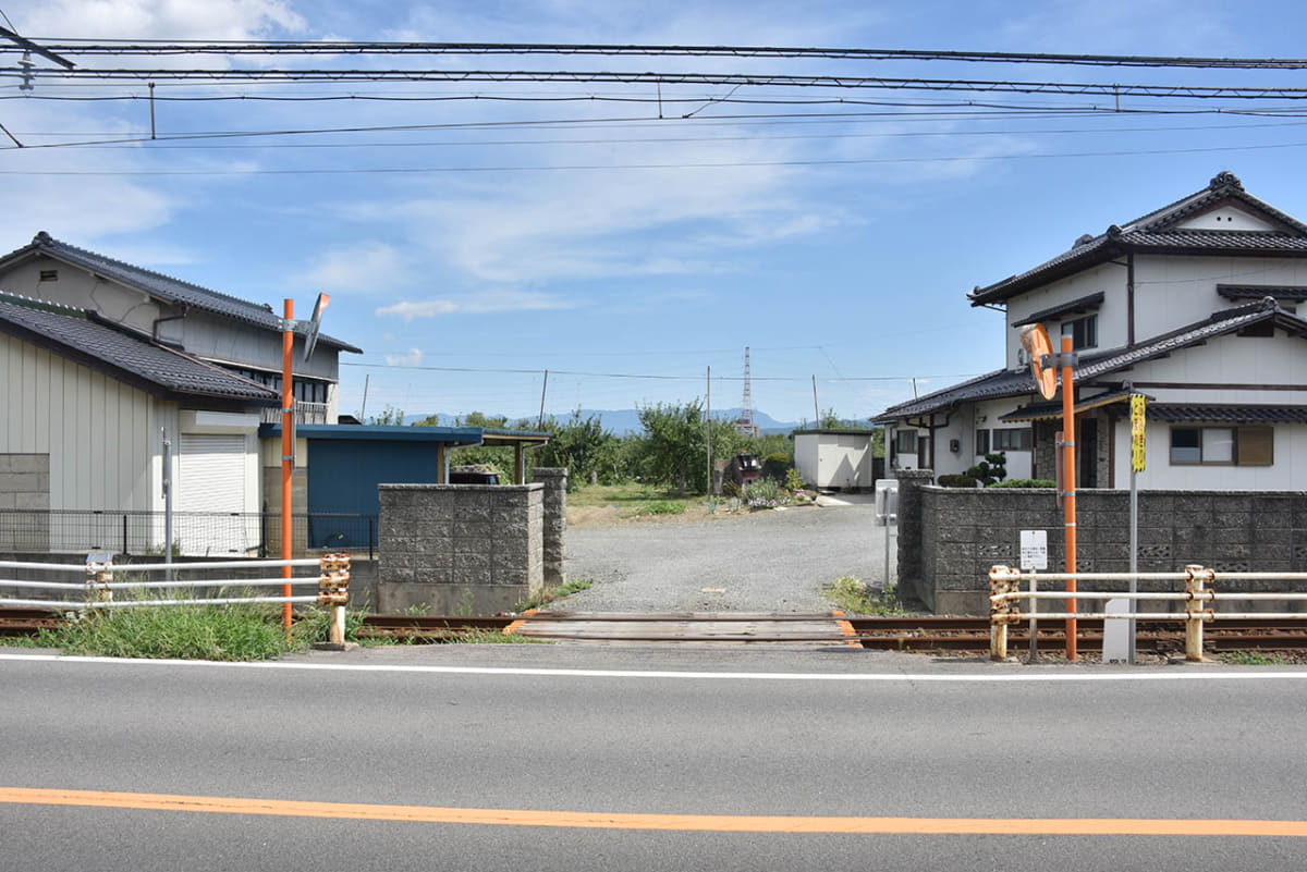 個人宅専用とも思える踏切をあちこちで目にできる