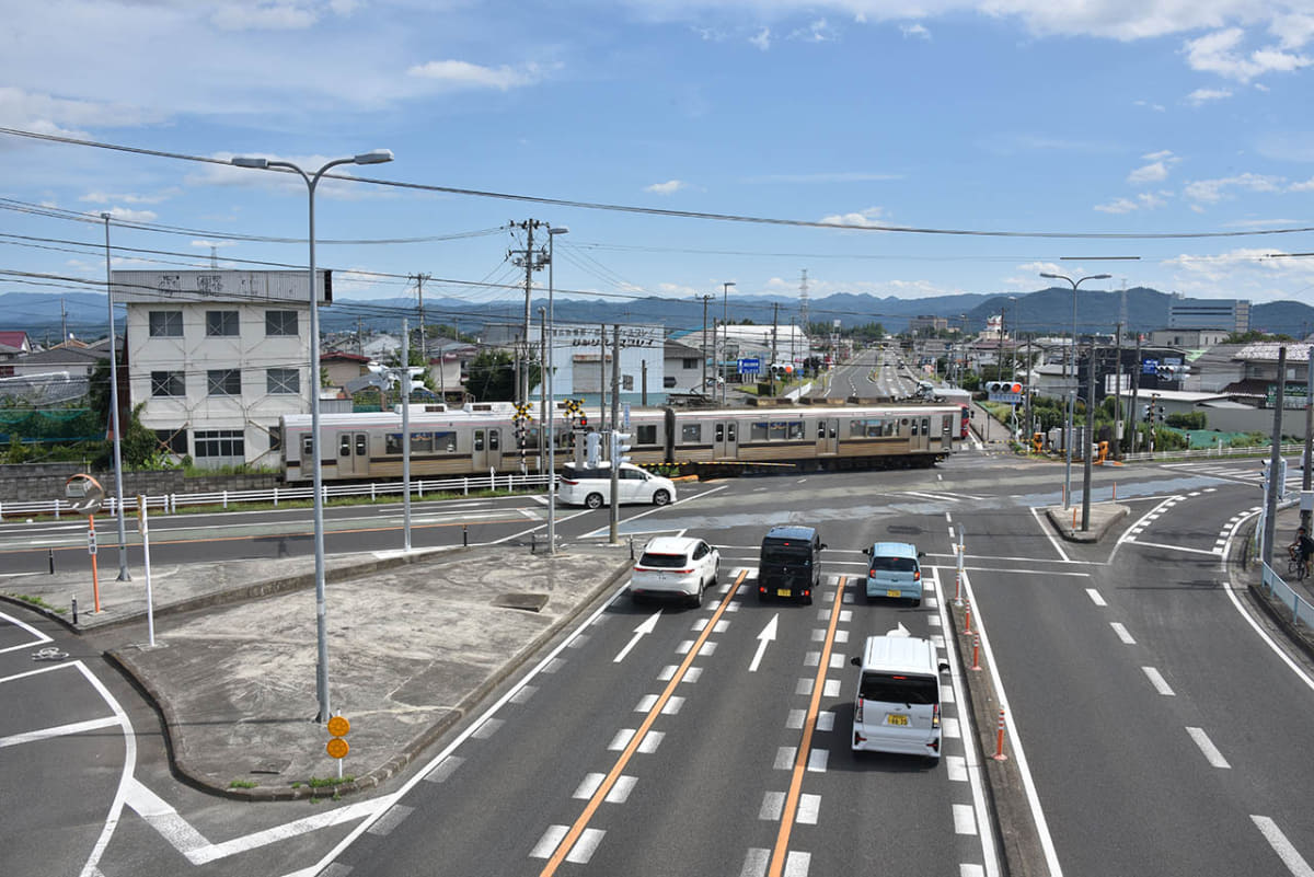 平野駅-医王寺駅間にある飯坂電車最大級の踏切