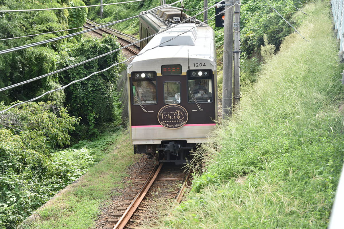 医王寺駅-花水坂駅間を走る飯坂電車