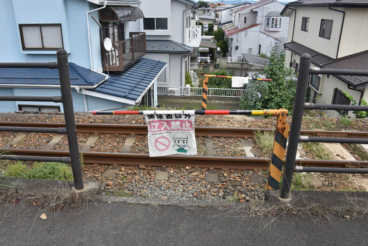 関係者専用の踏切は原則的に立ち入り禁止のため、通行不可
