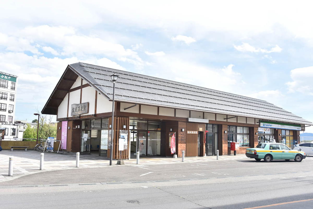 和風の外観に改装された飯坂温泉駅