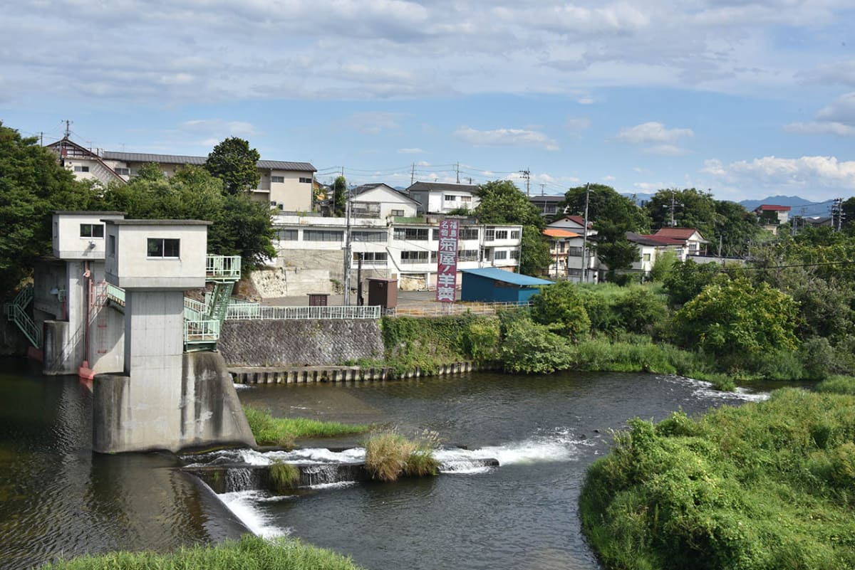 飯坂温泉駅南側の跨線橋から摺上川を眺める