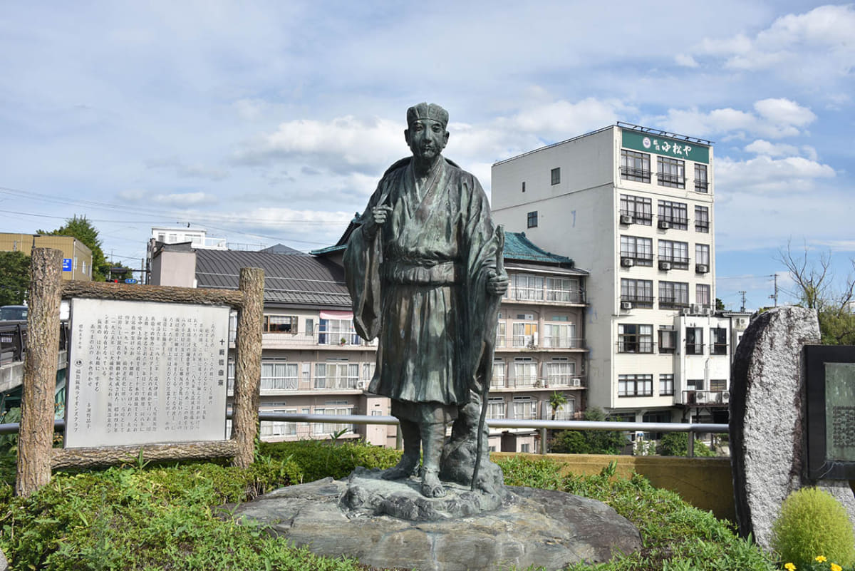 飯坂温泉駅前には、おくのほそ道で立ち寄った松尾芭蕉の像も建立されている