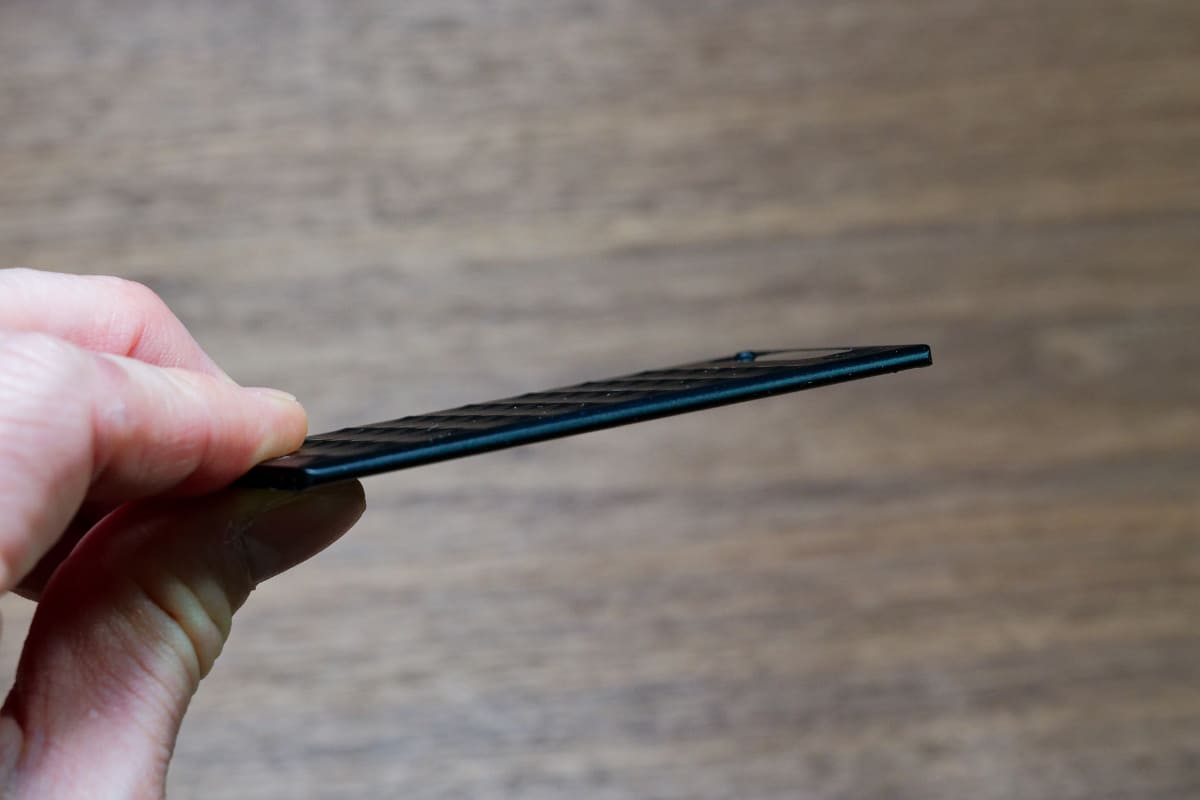 胸ポケットに軽く収まる名刺以下サイズ