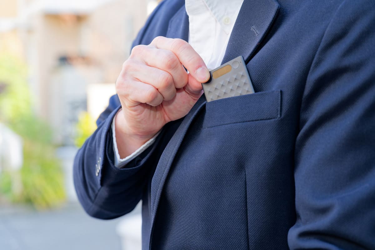 胸ポケットに軽く収まる名刺以下サイズ