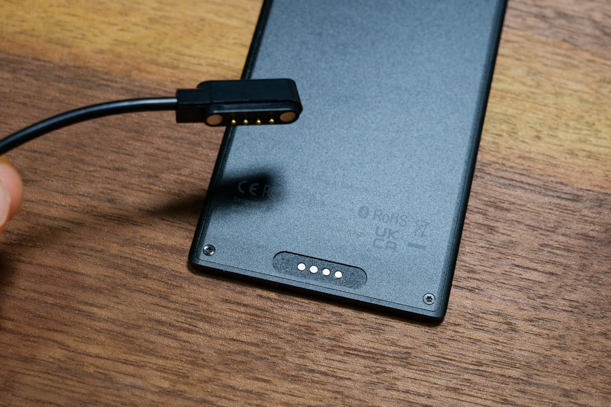 専用のケーブルでUSB充電器やパソコンに接続して充電