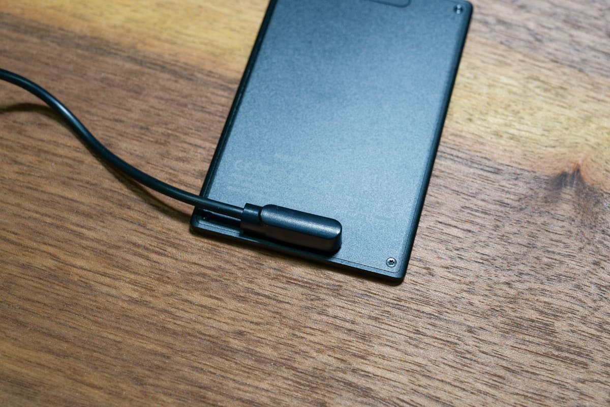 専用のケーブルでUSB充電器やパソコンに接続して充電