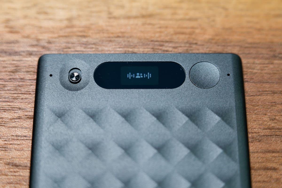 スイッチを下方向にスライドさせると、対面録音向きの「ライブ録音モード」に