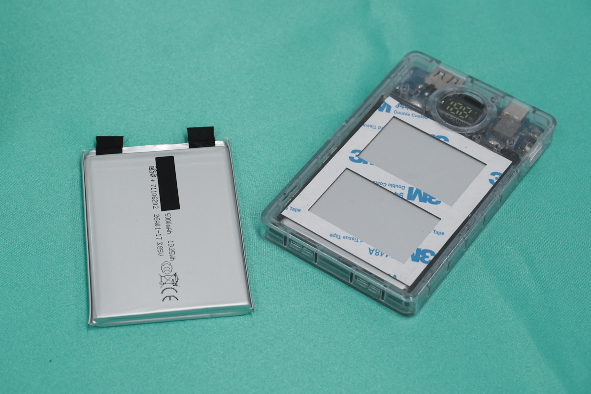 5,000mAhモデルとその電池