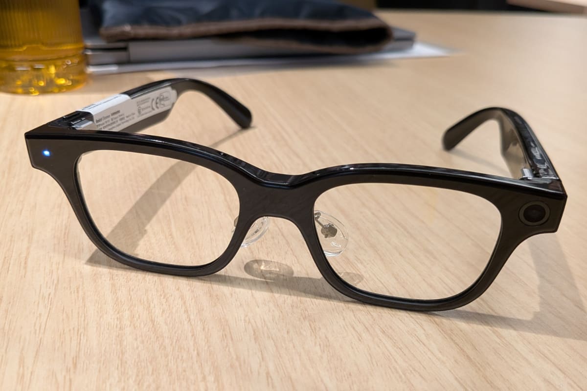 約1,200万画素のカメラを搭載。撮影時はLEDが点灯する