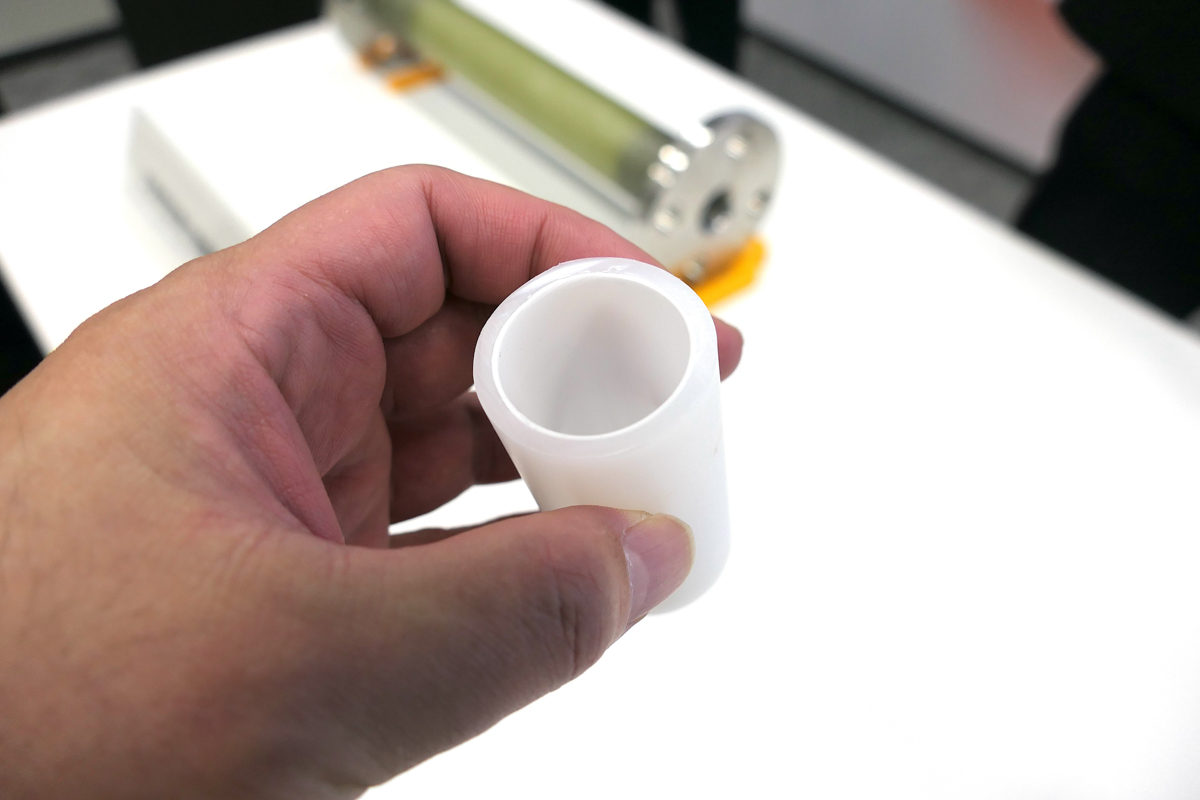 絶縁配管の中身。HDPEの筒で、内側の白い部分がEVOH