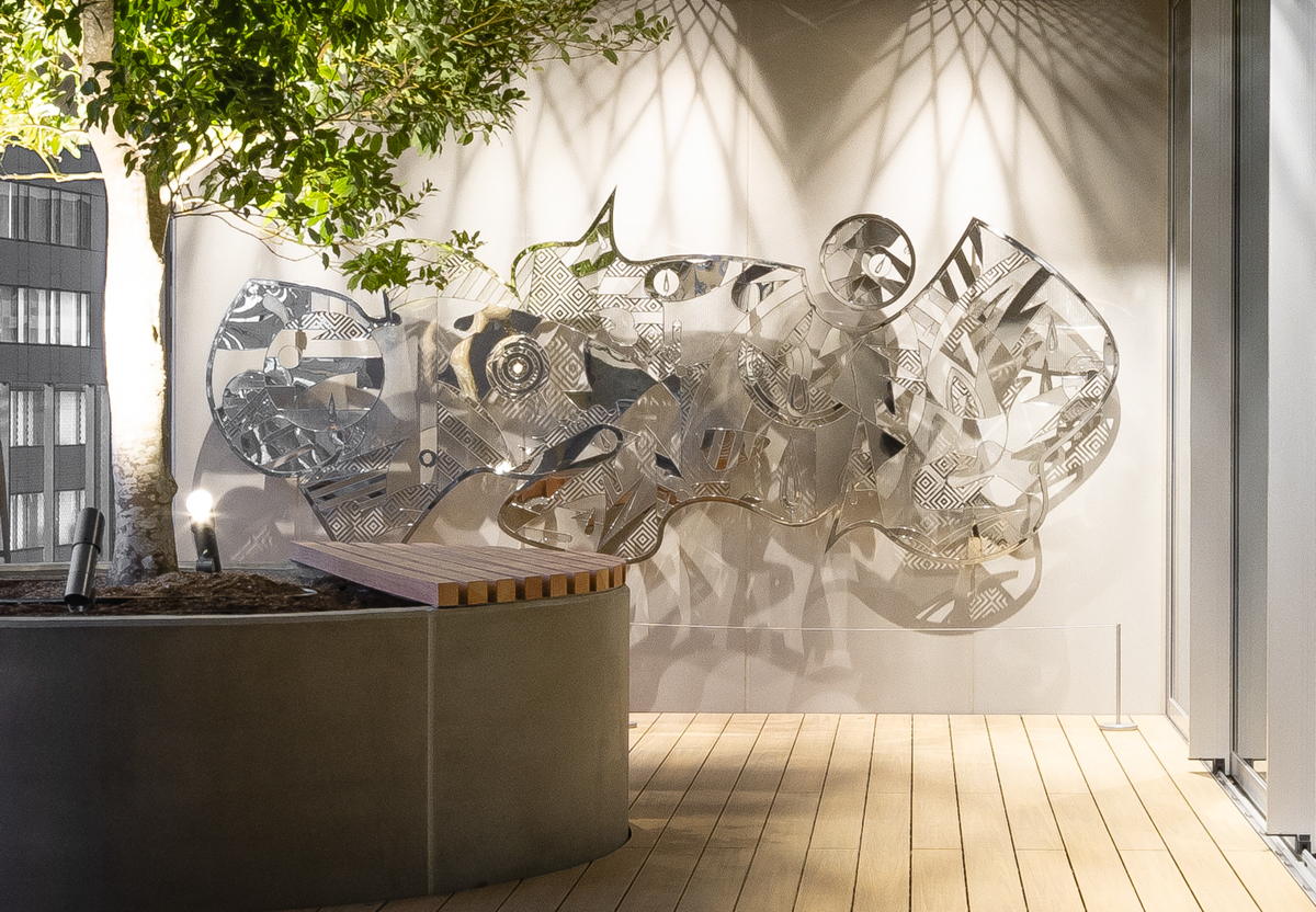 5階テラスに設置されたアートワーク「Say It, Stardust」