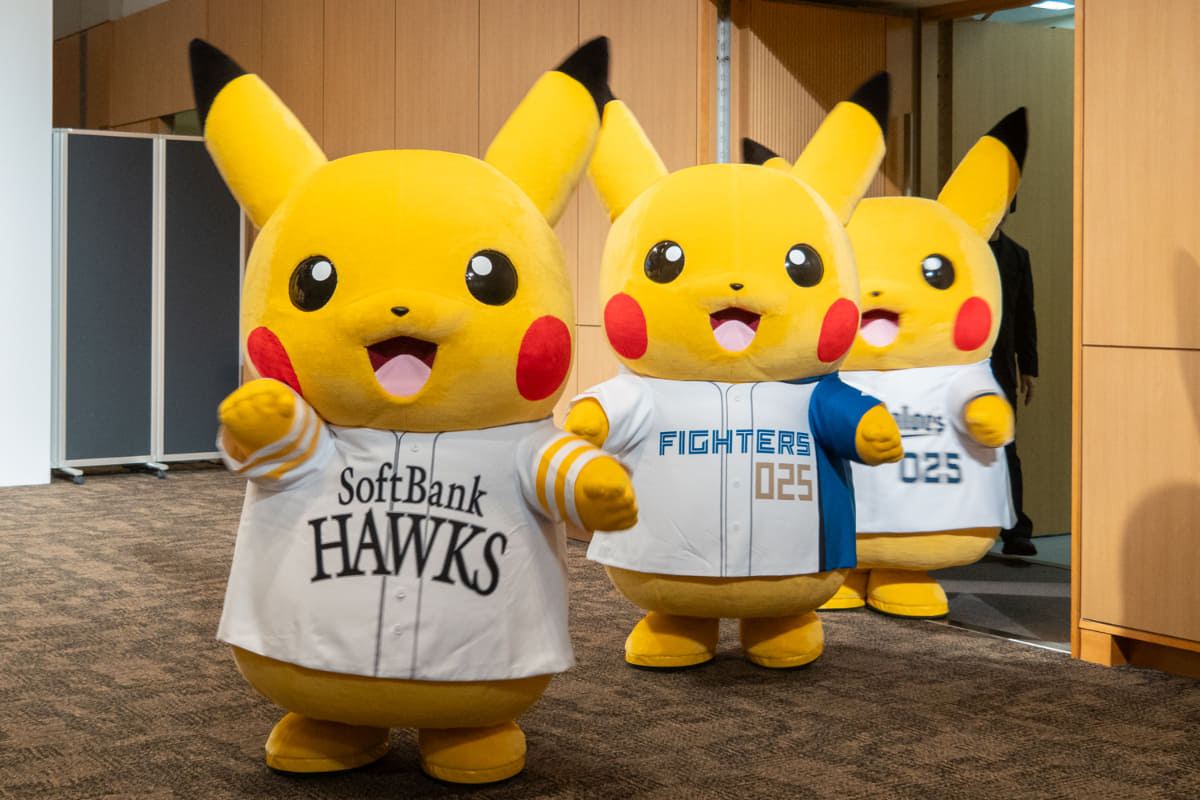 会場では、各球団のユニフォームを着たピカチュウが登場した