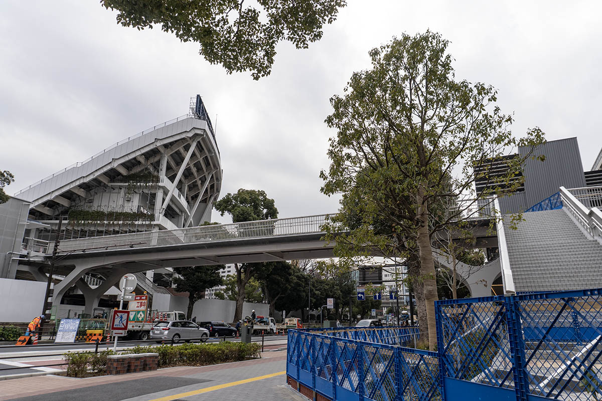 横浜スタジアム、横浜公園とデッキで接続する
