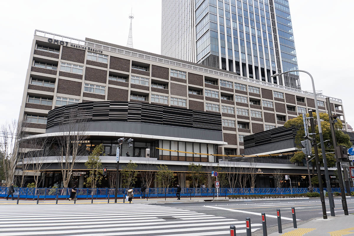 横浜スタジアム側から見たスタジアムサイドテラス(手前)とザ レガシー(奥)。さらに後ろ側にタワーがある