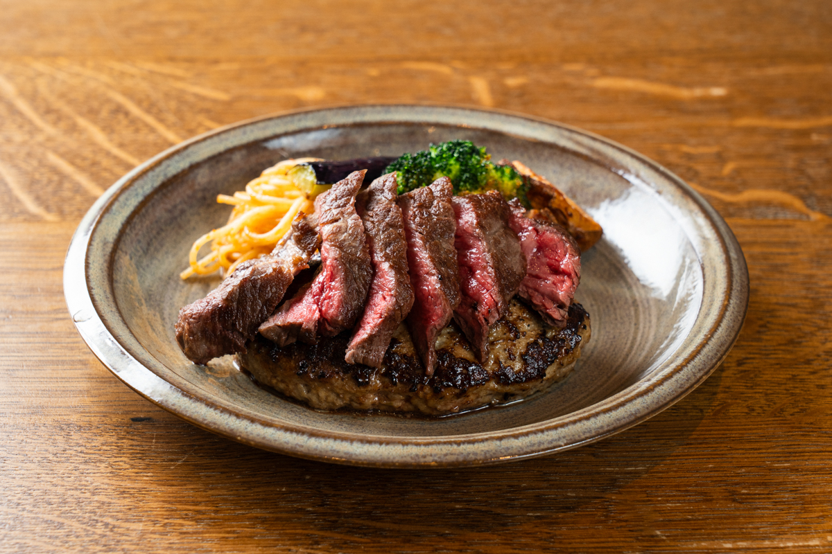 1F ピチピチミートで⼭本のハンバーグ