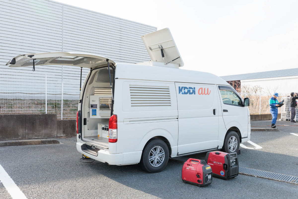 KDDIの電源車。手前にあるポータブル発電機も併用し、基地局への電源供給などを行なう