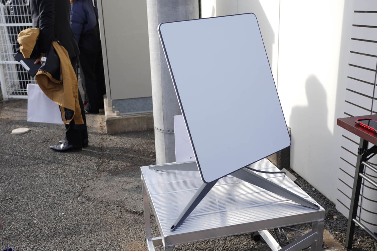 Starlink端末。法人向けの大きなモデル。今回は展示のみで稼働はしていなかったが、稼働中は天頂に近い北の空に向くハズ