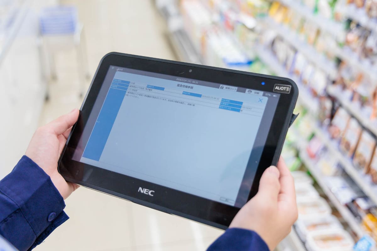 店舗スタッフが使うタブレット端末にも緊急速報が表示される