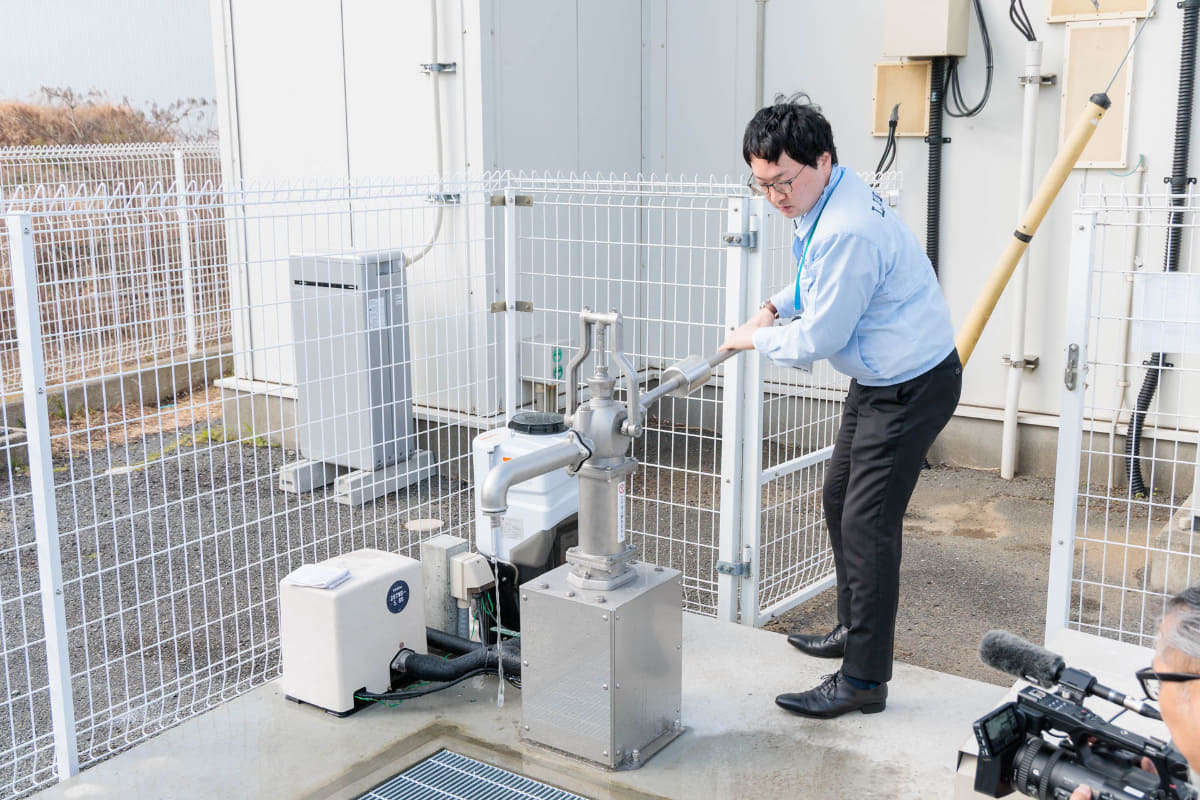 ローソン富津湊店の井戸。手押しポンプはあとで追加されたもので、その隣の電動ポンプと殺菌装置を通して店内に水を供給している