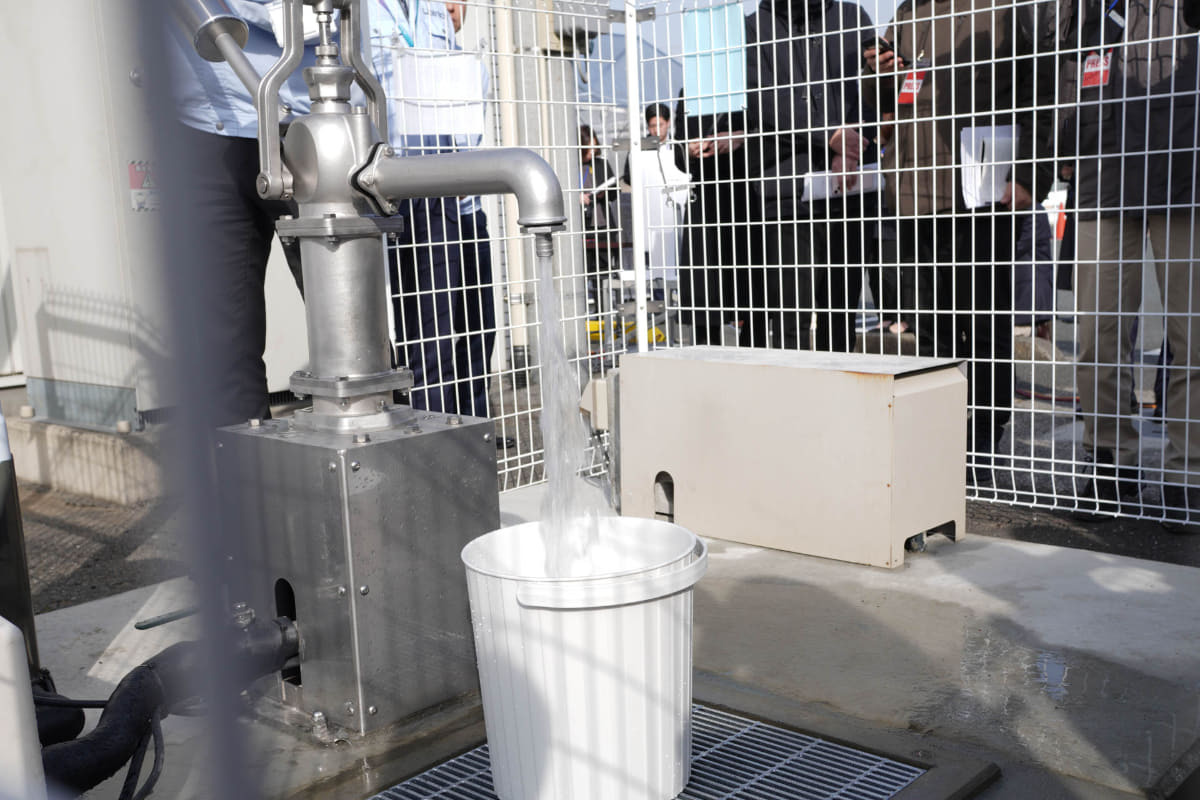 普段から電動ポンプで使われている井戸なので、水位が高くなっているのか、手押しでもジャボジャボ取水できる