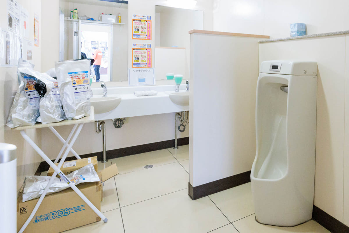 非常用トイレキットは店舗のトイレにポリ袋を設置して利用する