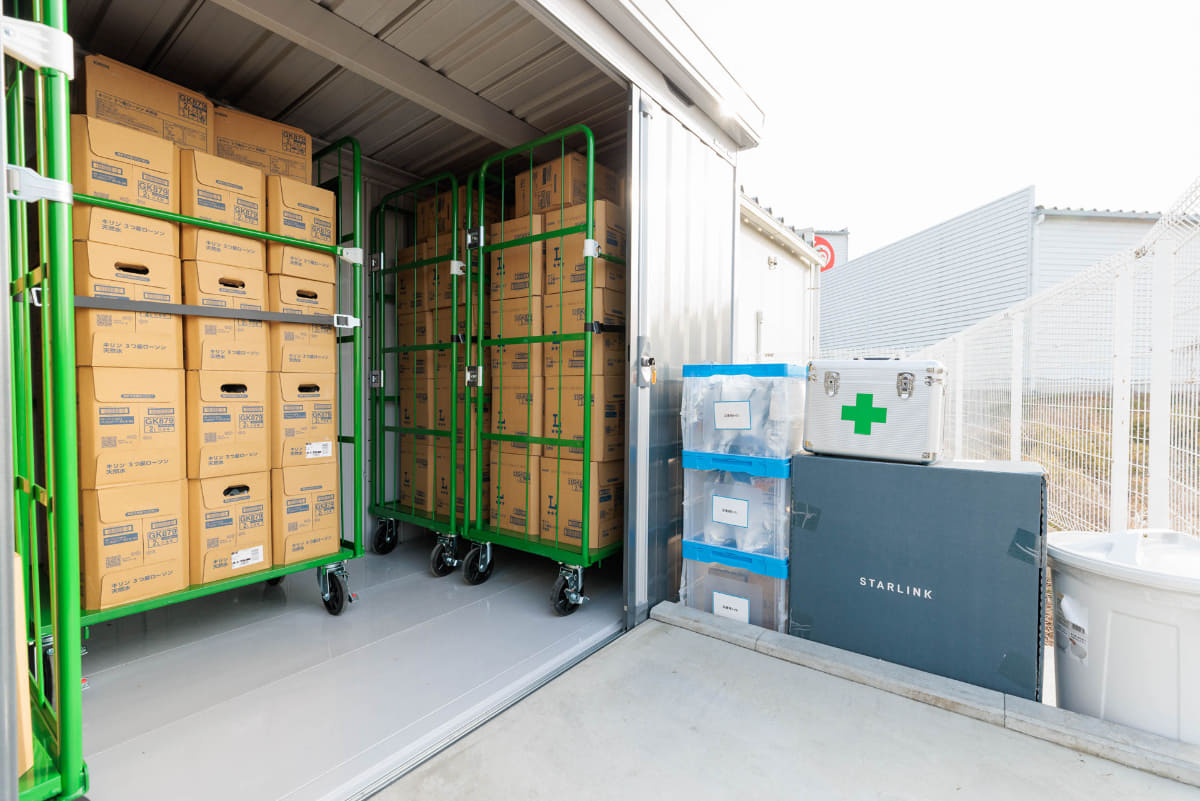 店舗裏手の備蓄倉庫。スターリンクなどの資機材も保管している