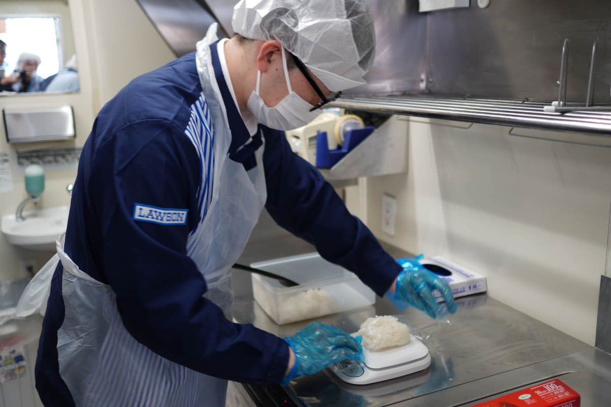 まちかど厨房で災害時専用メニュー「店炊きごはん」を作る風景。災害時用なので包装も簡易となる